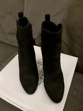 Steve Madden Black Suede Ankle Booties by Giovani. Size 7